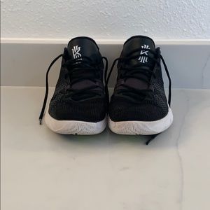 Black Nike Men’s Kyrie Flytrap Basketball Shoes